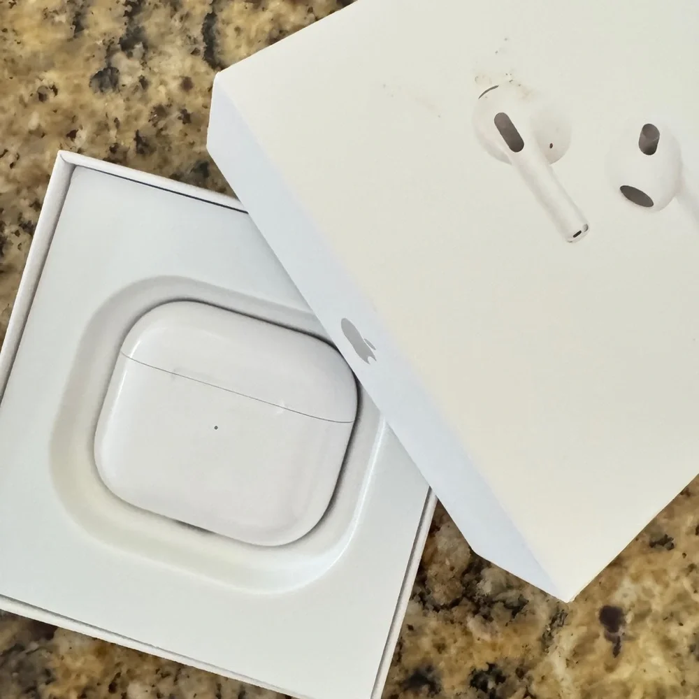 Apple AirPods with Wireless Charging Case - White
